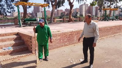 رئيس حى غرب المنصورة يتفقد أعمال النظافة العامة بحديقة شجرة الدر