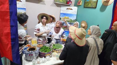 سفير كمبوديا يتفقد معرض 