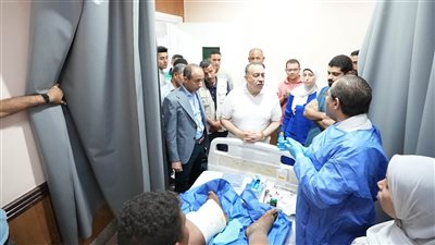 في لفتة إنسانية، محافظ أسيوط يوجه بعلاج شاب على نفقته الخاصة (صور)