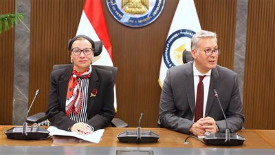 وزيرا البترول والبيئة يناقشان سبل خفض الانبعاثات الكربونية