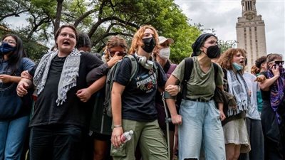 طلاب يقاضون جامعة تكساس وحاكم الولاية بسبب اعتقالات غزة