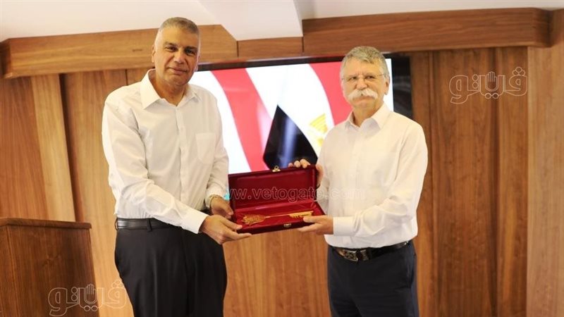 محافظ أسوان يلتقى