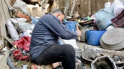 مهنة فصل النحاس عن الخردة، حكايات من قلب حواري النحاسين في المنيا (فيديو وصور)