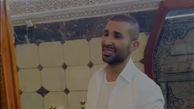 أحمد سعد يزور مقام أبو حنيفة النعمان في بغداد (فيديو) 