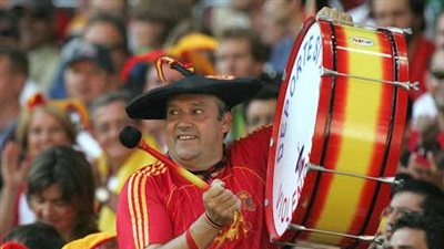 وفاة ديل بومبو أشهر مشجعي منتخب إسبانيا 