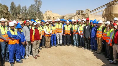 وزير قطاع الأعمال: العمال ركيزة أساسية في دفع عجلة الإنتاج والتطوير