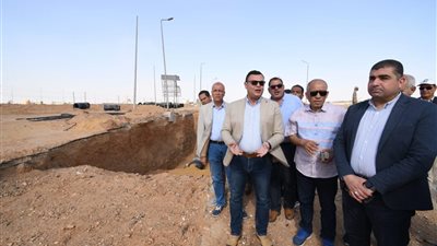 وزير الإسكان يتفقد مشروعات تنفيذ شبكات المرافق بمنطقتي جنيفة والرابية بالشروق