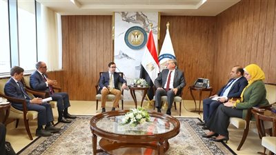 وزير البترول يبحث تطورات العمل في مشروع مجمع البحر المتوسط للبتروكيماويات