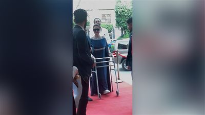 مادلين طبر بالعكاز على السجادة الحمراء لمهرجان المركز الكاثوليكي (صور)