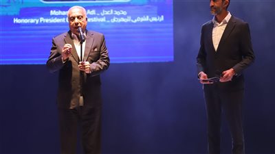 إهداء درع مهرجان الإسكندرية للفيلم القصير إلى الفنان سيف الحسناوي