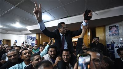 احتفالات بفوز خالد البلشي بمنصب نقيب الصحفيين (فيديو وصور)