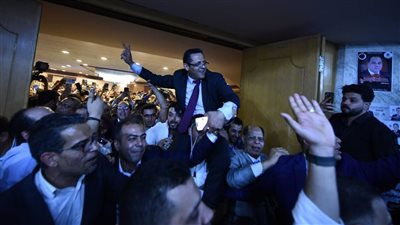 محمولا على الأعناق، الصحفيون يحتفلون بفوز خالد البلشي بمنصب النقيب (صور)