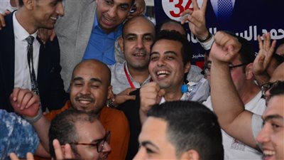 احتفال أنصار أيمن عبد المجيد ومحمد السيد بعد ظهور مؤشرات أولية بتقدمهم بعضوية الصحفيين (فيديو وصور)