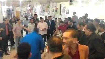 الحالة الثانية خلال ساعات، إصابة صحفي بحالة إغماء ومحاولات لإفاقته في انتخابات الصحفيين (فيديو)