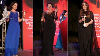 بكاء لبلبة والمخرجة إليزابيث فرانيه بالشال الفلسطيني، مشاهد من افتتاح مهرجان أسوان الدولي لأفلام المرأة