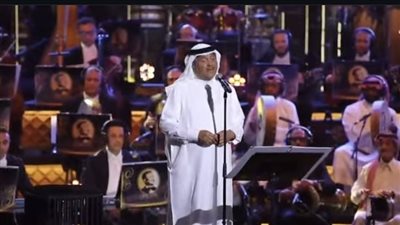 بصوت يهز القلوب، محمد عبده يتألق في حفله بدار الأوبرا بعد غياب 3 سنوات (فيديو)