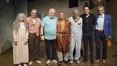 أشرف زكي يشهد عرض لعبة النهاية على مسرح الطليعة (صور)