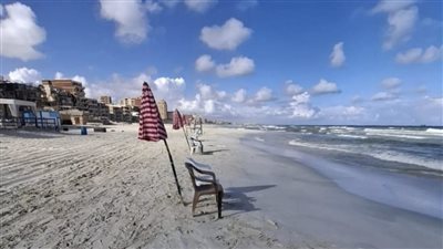 ارتفاع نسبي بأمواج البحر ورفع الرايات الصفراء على شواطئ الإسكندرية 