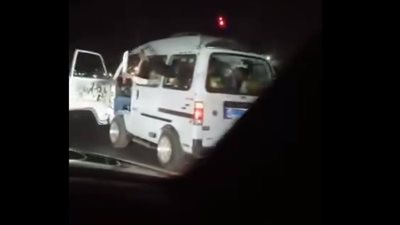 الأمن يفحص فيديو استعراض سائق سوزوكي وركاب بالترنح وإشهار أسلحة بيضاء على طريق السلام 