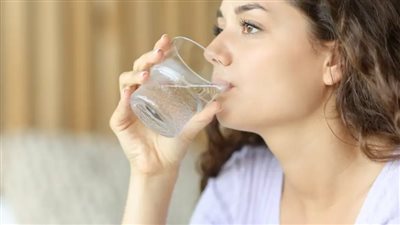  هل شرب الماء الساخن على الريق يسبب فقدان الوزن؟ طبيب باطنة يجيب 
