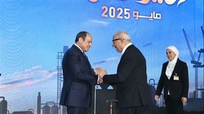 الرئيس يكرم أحد شيوخ العمل النقابي بشركات البترول