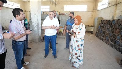 محافظ أسيوط يتفقد مستودع أسطوانات البوتاجاز ليطمئن على توافر الكميات والبيع بالسعر الرسمي (صور)