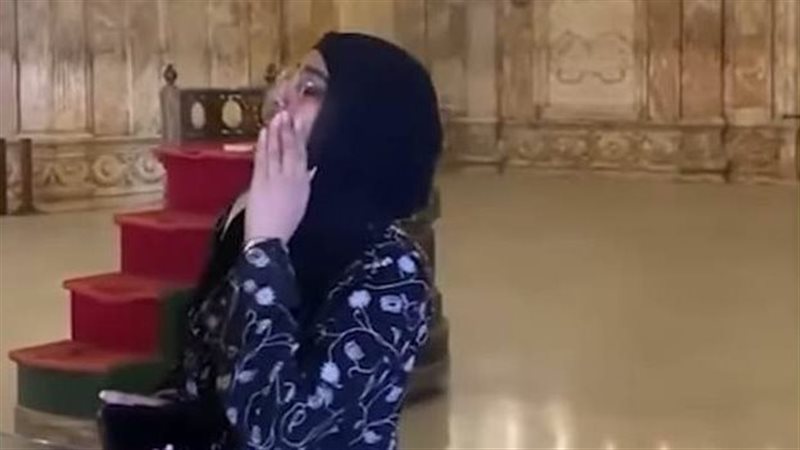 فتاة تؤذن داخل مسجد
