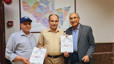 تسليم نموذج 8 لعدد من المواطنين لتقنين أوضاعهم في مخالفات البناء بالمنصورة 