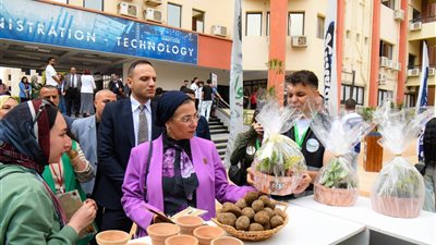  وزيرة البيئة تطلق مبادرات لدعم المشروعات المستدامة للشباب