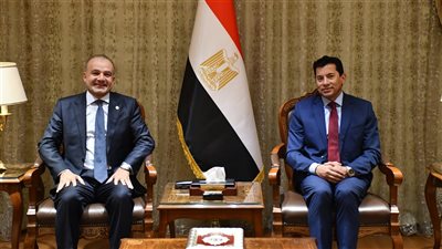 وزير الرياضة يكرم رئيس الاتحاد الدولي للسلاح 