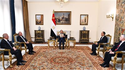 السيسي يستقبل رئيس جمهورية القُمر ويتسلم دعوة حضور القمة العربية بالعراق (فيديو)