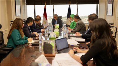 وزير السياحة والآثار يلتقي سكرتير منظمة الدول الثماني النامية للتعاون الاقتصادي