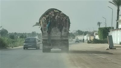 محافظة الجيزة تضبط سيارة نقل مخلفات بدون ساتر وتتخذ إجراءات صارمة ضد الشركة والسائق