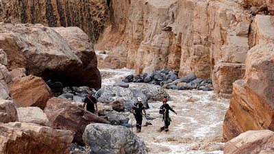 سيول تضرب الأردن والسلطات تجلي مئات السياح وتحذر المواطنين (فيديو)