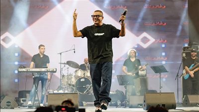 ظهر بإطلالتين، عمرو دياب يتألق خلال حفله في القرية العالمية بدبي (فيديو وصور)