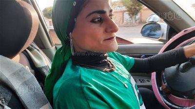 «زيزي إبراهيم» تتحدى إعاقتها وتعلم زملاءها قيادة سيارات ذوي الهمم (فيديو ) 