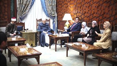 الطيب يستقبل والدة الطالب الأزهري محمد حسن، ويؤكد: أم مثالية ونموذج في التضحية (صور)