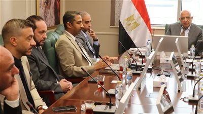 وزير الكهرباء يناقش خطط تشغيل منظومة الشحن الموحد وقاعدة البيانات المؤمنة للعدادات 