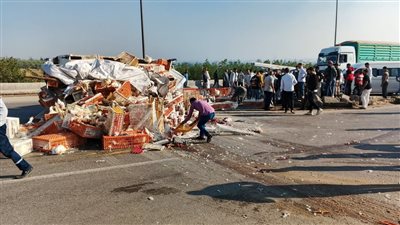 مصرع وإصابة 16 عاملا في انقلاب سيارة بالإسماعيلية 