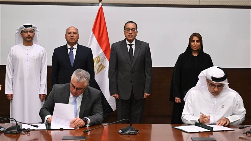 رئيس الوزراء وتوقيع