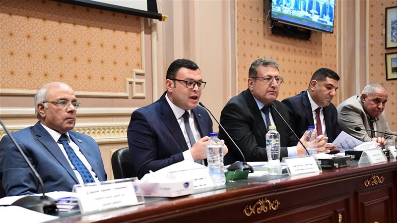وزير الإسكان خلال