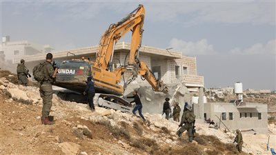 جيش الاحتلال يهدم 25 منزلًا بالضفة الغربية ويوقع مصابين 