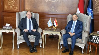 رئيس هيئة قناة السويس يبحث مع السفير الأرجنتيني التعاون بمجالات التكريك والنظم الملاحية (صور)