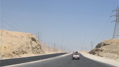 محافظ قنا ورئيس جهاز التعمير يتفقدان أعمال رصف وازدواج طريق الأقصر – قنا