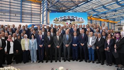 وزير الطيران المدني يكرم عددا من النماذج المتميزة بالقطاع 