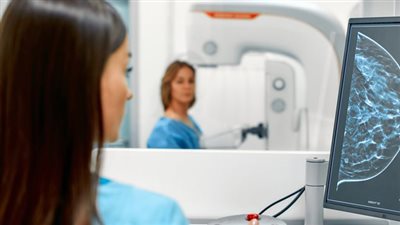 الأطباء تدعم أسر أعضائها للكشف المبكر وعلاج سرطان الثدي