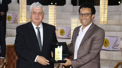 د. أيمن عاشور وزير التعليم العالي يكرم سامح حسين لدوره فى نشر الوعي وتعزيز القيم الإيجابية