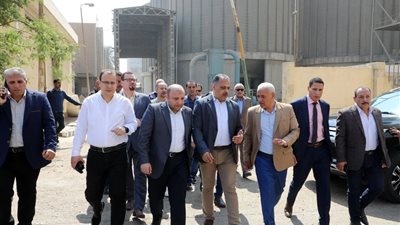 محافظ الشرقية يتفقد صوامع الغلال في الزقازيق 