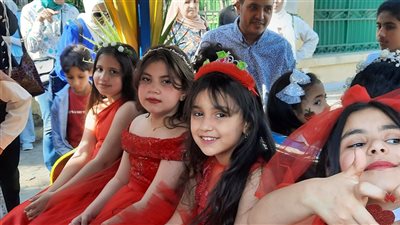 أميرات الفراولة يخطفن الأنظار بكرنفال الربيع في الإسماعيلية (صور) 