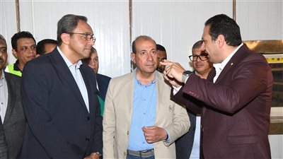 محافظ قنا ورئيس الجهاز المركزي للتعمير يتفقدان مزرعة دواجن المحافظة ومصنع الأعلاف